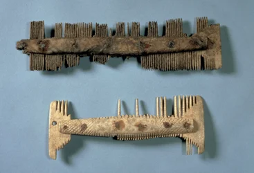 Pentes, anglo-saxões, provavelmente do século cinco a sete (ossos)